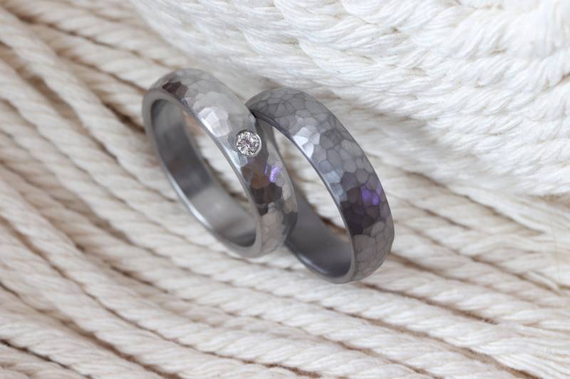 Gehämmerte Trauringe in Stahl Und Tantal, Eheringe Hammerschlag, Ringe Gehämmert, Paarringe von GoldschmiedeScheffel