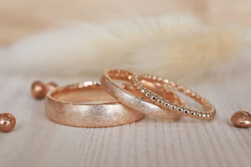 Kratzmatte Ringe in Rotgold Als Set Mit Kugelring, Trauringe Eheringe von GoldschmiedeScheffel