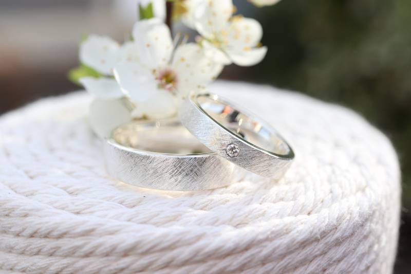 Kreuzmatte Eheringe , Diamant Trauringe, Mattiert von GoldschmiedeScheffel