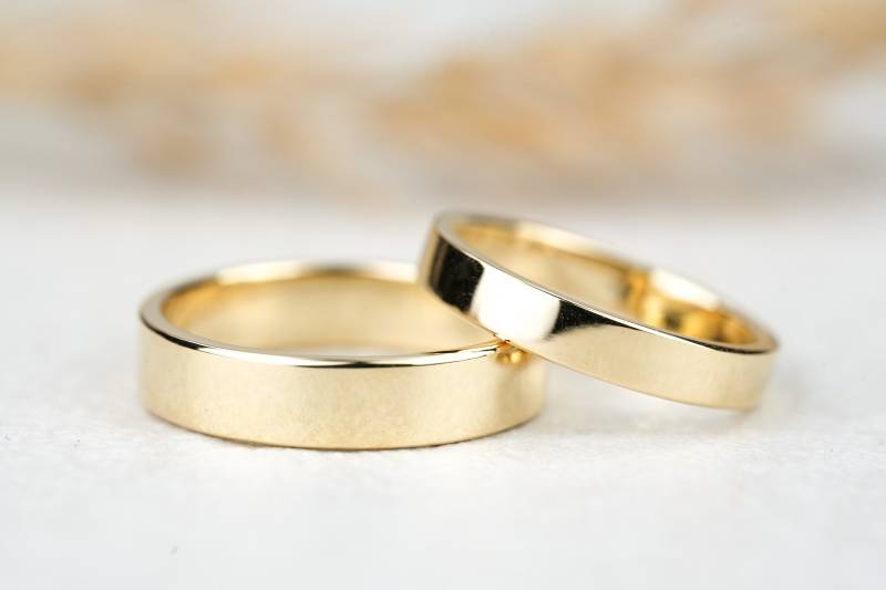 Lola Eheringe Gelbgold - Elegante Trauringe Für Eine Unvergessliche Hochzeit von GoldschmiedeScheffel