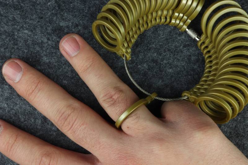 Ringmaß, Ringmaßband, Ringgrößenmesser, Multisizer, Ringgrößen Ermitteln, Ringgröße Messen, Trauringe Eheringe Messen von GoldschmiedeScheffel