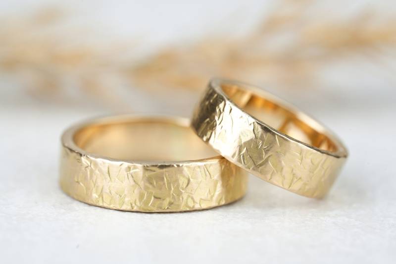 Rustikale Eheringe "Kristall" Gelbgold | Goldring Trauringe Kantig Gold Gehämmert Hammerschlag Besonders Ausgefallen Hochzeit Ringe von GoldschmiedeScheffel