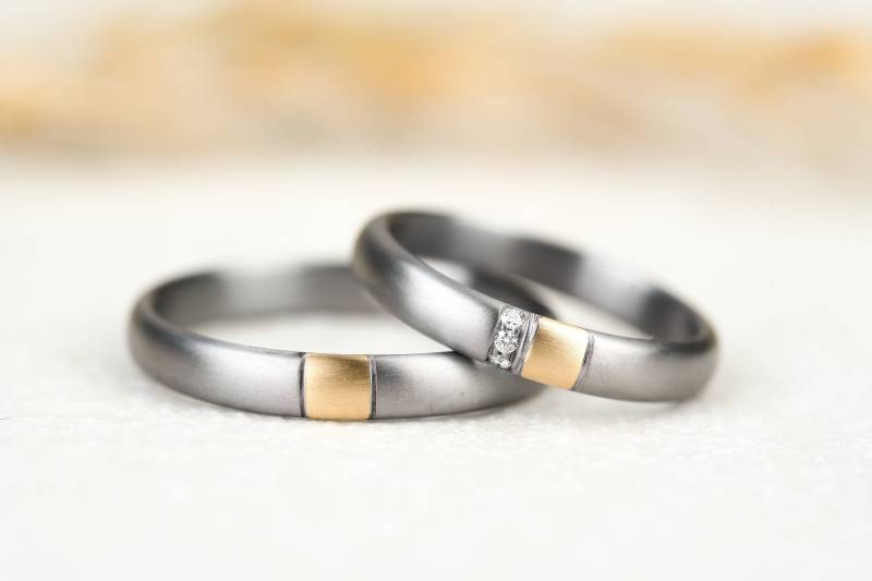 Schlichte Eheringe Grau Tantal Mit 750 Gelbgold Diamanten | Trauringe Bicolor Goldringe Brillanten Goldring Stein Filigrane Ringe von GoldschmiedeScheffel