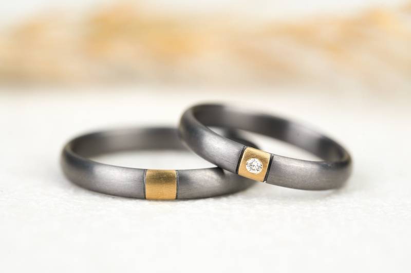 Schmale Eheringe Grau Tantal Mit 750 Gelbgold Diamant | Trauringe Bicolor Goldringe Brillant Goldring Stein Filigrane Ringe von GoldschmiedeScheffel