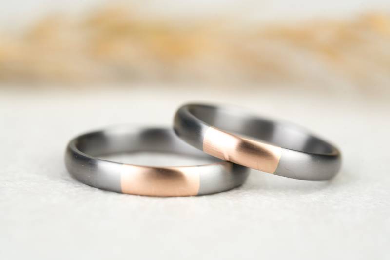 Schmale Eheringe Grau Tantal Mit 750 Roségold Schlicht | Trauringe Bicolor Goldringe Goldring Verlobungsringe Filigrane Ringe von GoldschmiedeScheffel