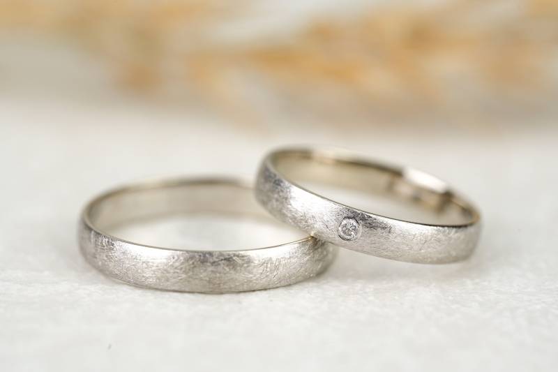 Schmale Eheringe "Saarlouiser" Weißgold, Goldringe Trauringe Filigrane Ringe Mit Diamant, Schlicht Mattiert von GoldschmiedeScheffel