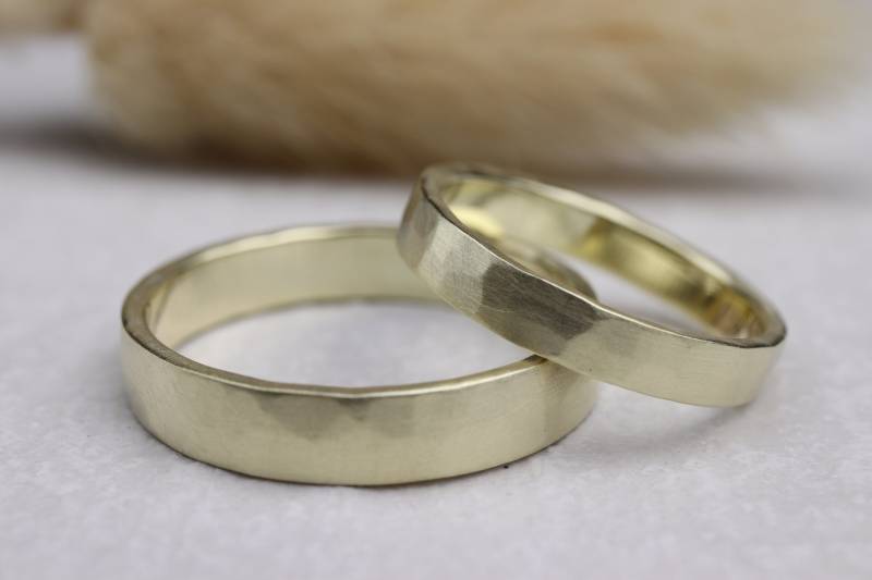 Schmale Gehämmerte Eheringe Gelbgold | Ehering Set Hammerschlag Verlobungsring Hochzeit Partnerringe Gold Weißgold Rotgold Platin von GoldschmiedeScheffel