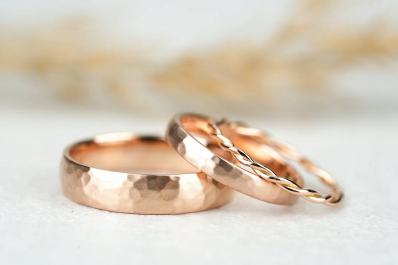 Schmale Gehämmerte Eheringe Set in Rotgold | Trauringe Mit Kordelring Beisteckring Verlobungsring Filigran Zart von GoldschmiedeScheffel