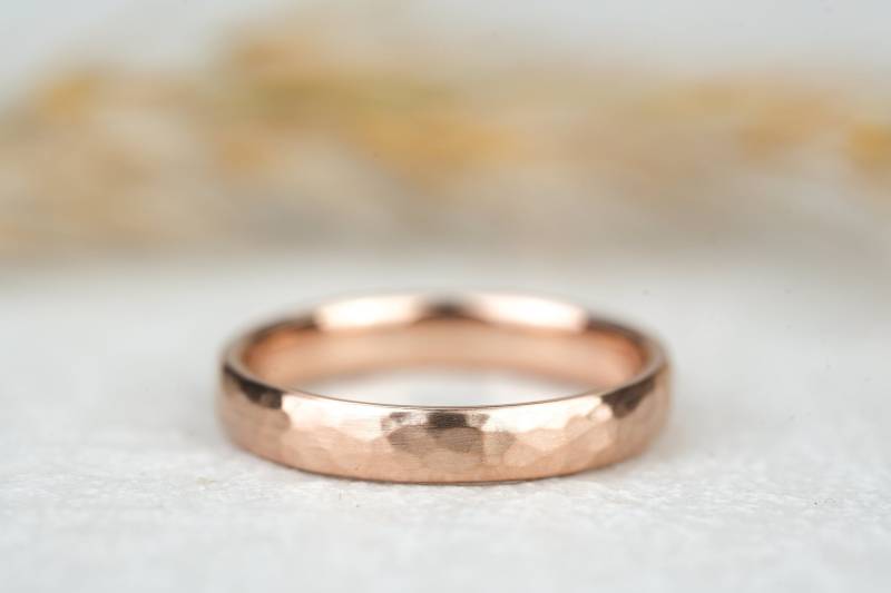 Schmaler Goldring Gehämmert | Ring Aus 585 Gold Mit Hammerschlag Oberfläche Eheringe Trauringe Verlobungsringe Für Hochzeit Rotgold von GoldschmiedeScheffel