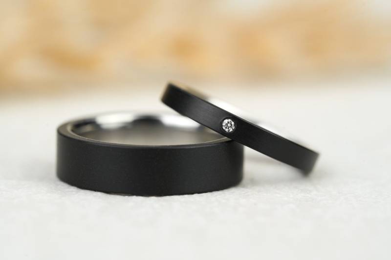 Schwarze Eheringe Pom Edelstahl, Trauringe Schwarz Mit Diamant, Besondere Ringe, Ausgefallen Modern von GoldschmiedeScheffel