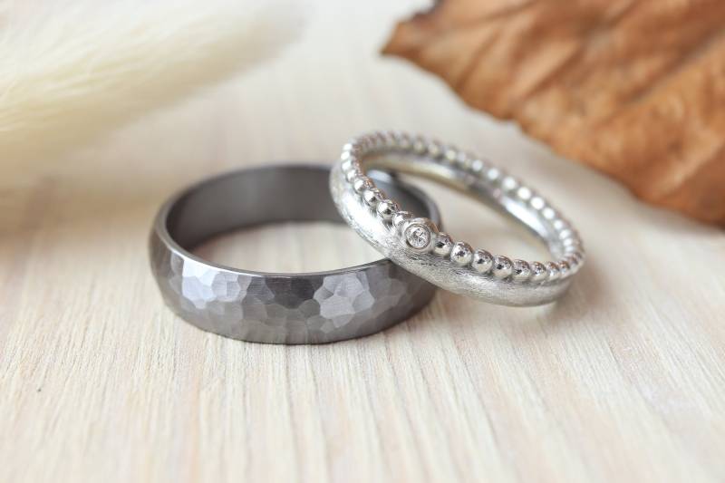 Trauringe " Duo-Kombi Aus Weißgold Und Tantal, Eheringe Gold, Hammerschlag, Silber von GoldschmiedeScheffel