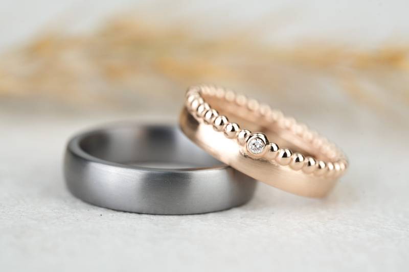 Trauringe " Duo-Seiden-Kombi Aus Rosegold Und Tantal, Eheringe Gold, Ausgefallene Besondere von GoldschmiedeScheffel