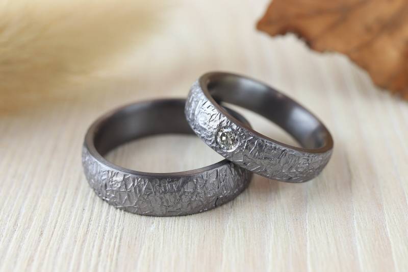 Trauringe "Hash" Mit Hammerschlag Aus Tantal, Schwarze Eheringe, Graue Ringe, Diamant, Gehämmert von GoldschmiedeScheffel
