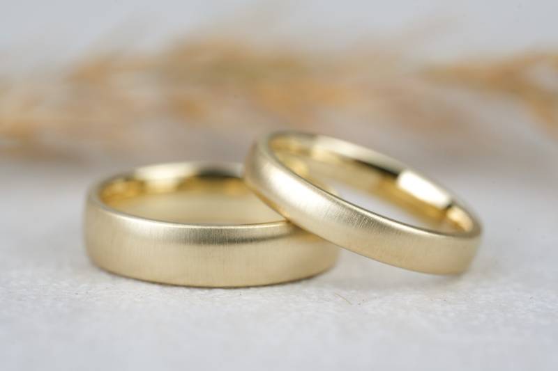 Trauringe " Lucy Gelbgold, Breite Eheringe Gold Matt, Filigran Besondere Ringe Aus von GoldschmiedeScheffel