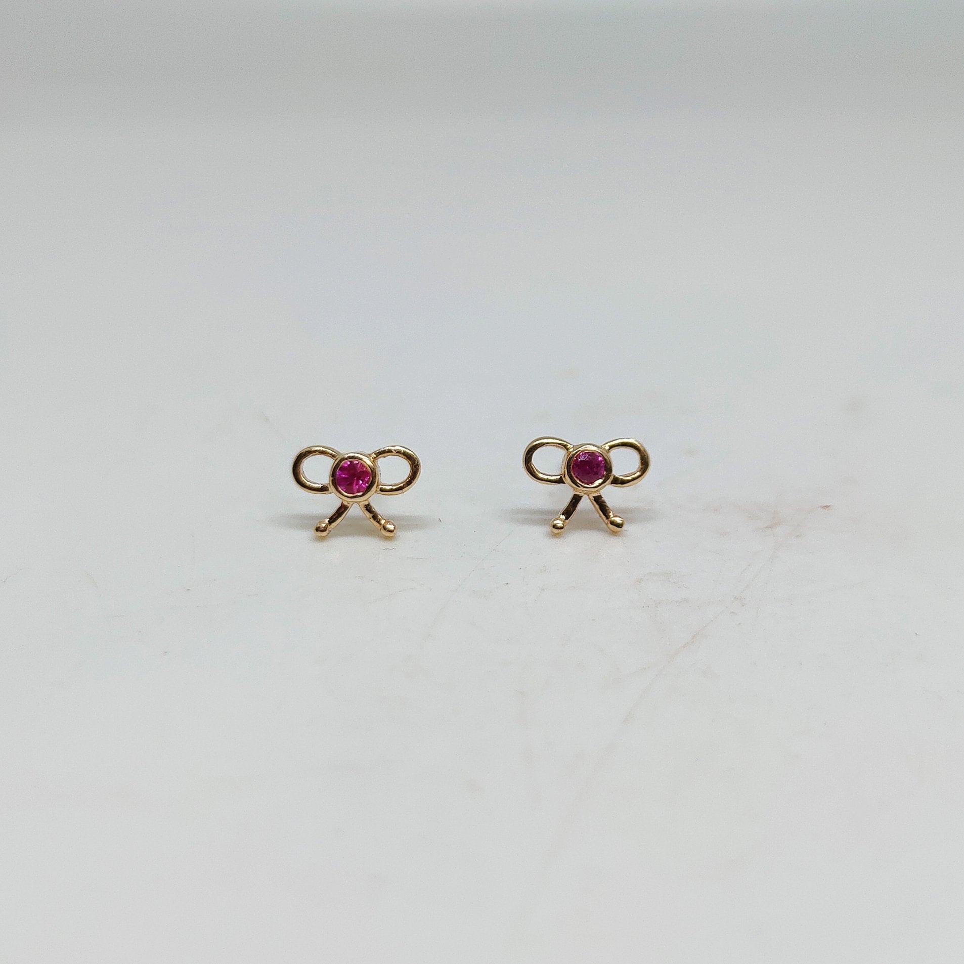 Kleine Rubin Ohrringe, Solide 14K Gold Ohrstecker, Juli Birthstone Zierlicher Ohrring Für Frauen, Hochzeit Schmuck Geschenk Kleine Rubin Ohrringe, Solide 14K Gold Ohrstecker, Juli Birthstone Zierlicher Ohrring Für Frauen, Hochzeit Schmuck Geschenk von GoldsmithJewellers