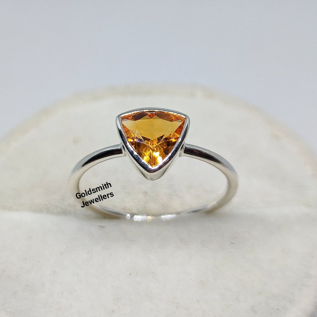 Zierlicher Citrin Ring, Natürlicher Statement Sterling Silber Stapelring, Trilliant Schliff Versprechen Ring Geschenk von GoldsmithJewellers
