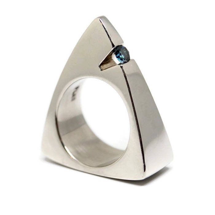 Platin Dreieckring Mit Spannung Gesetzt Blauen Diamanten/statement Ring Sofort Lieferbar von GoldsmithSilversmith