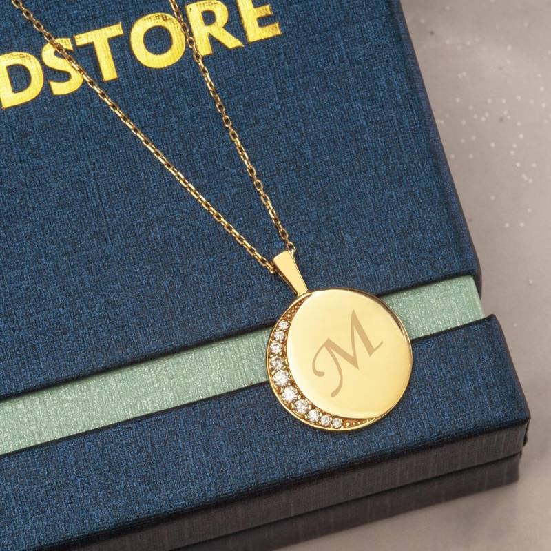 14K 18K Solid Gold Halbmond Und Gravierte Name Medaillon Halskette. Elegante Personalisierte Gravur Anfangsgold von GoldstoreJewelry