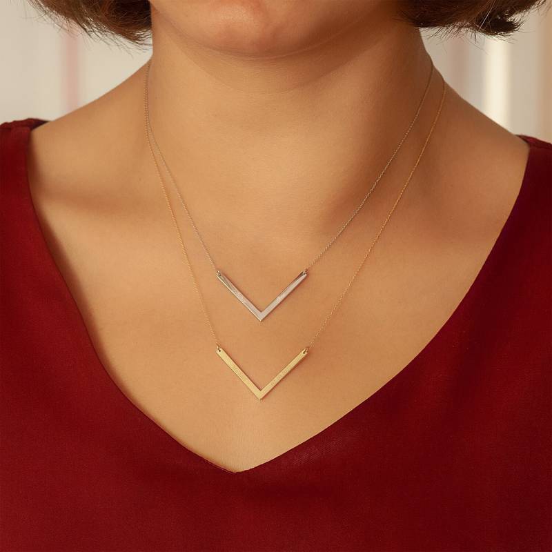 14K 18K Solid Gold Personalisierte V Bar Halskette, Chevron Gravieren Sie Name Datum Halskette von GoldstoreJewelry