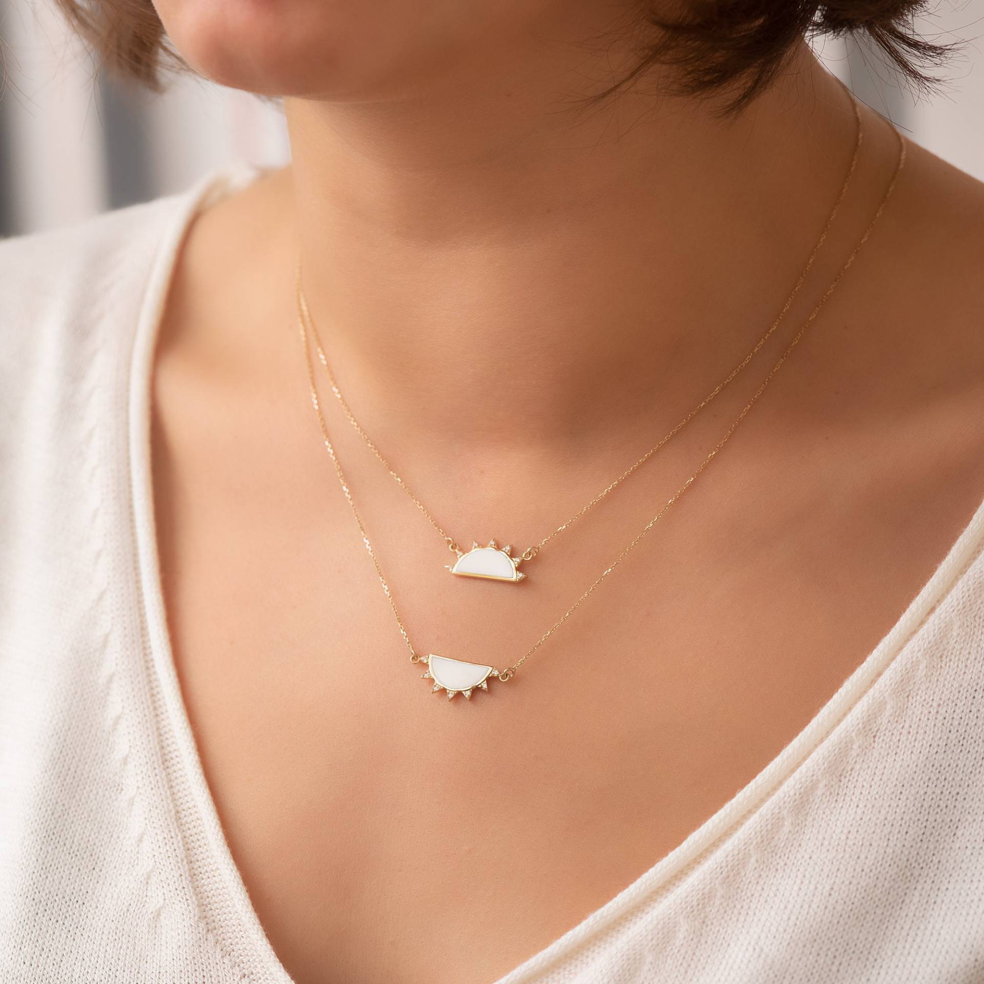 14K Oder 18K Solid Gold Zwei Hälften Sonne Halskette, Weiß Schwarz Emaille Halskette Set, Mutter Und Tochter Goldkette Ist Geschenk Sie 14K Oder 18K Solid Gold Zwei Hälften Sonne Halskette, Weiß Schwarz Emaille Halskette Set, Mutter Und Tochter Goldkette Ist Geschenk Sie von GoldstoreJewelry
