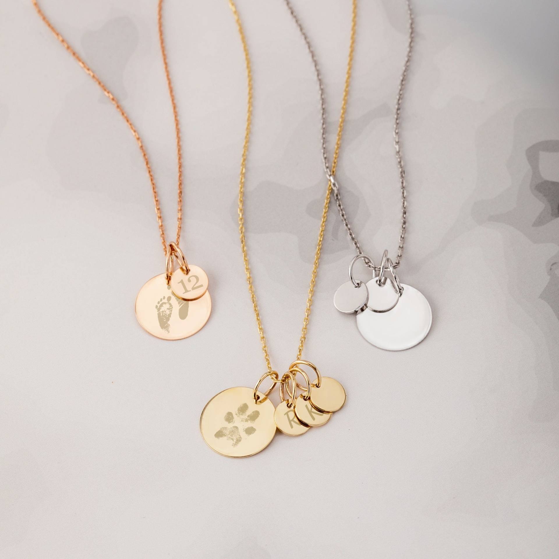 Personalisierte Disk Halskette Mit Kleinen Tags Aus 14K Massivgold Benutzerdefinierte Kinder Initialen Gravierte Tag Anhänger Geschenk Für Mama Sie von GoldstoreJewelry