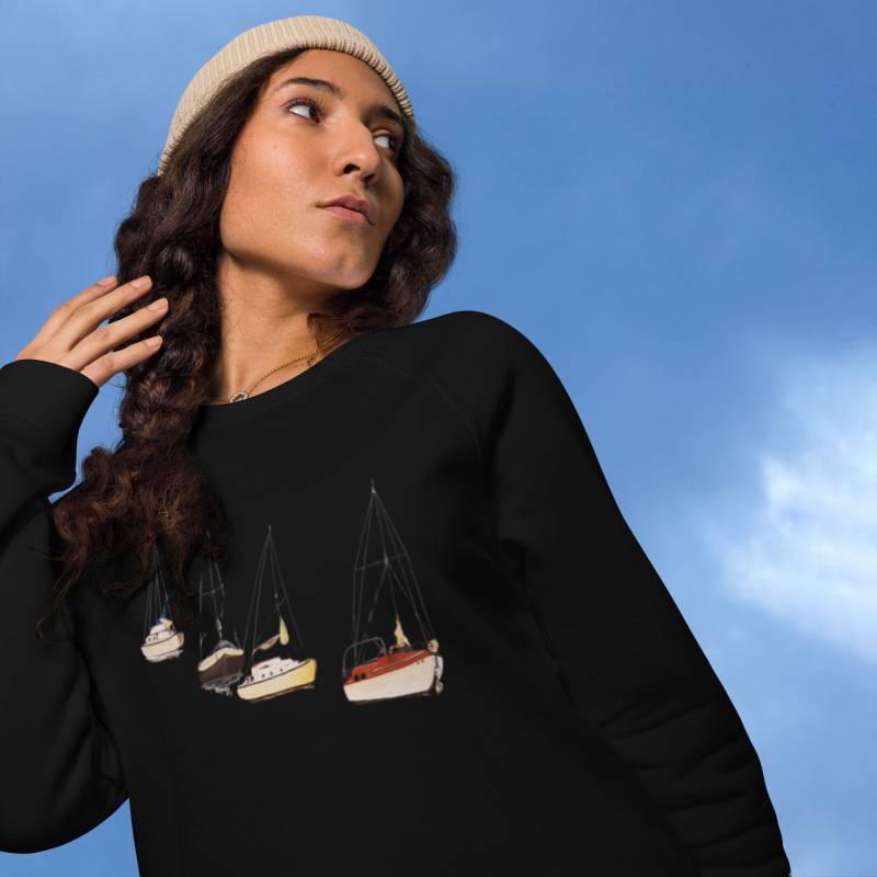 Unisex Bio-Raglan-Pullover in Schwarz Oder Weiß Mit Aufdruck Von Segelbooten Einem Gemälde Der Künstlerin Gertrud Gollor Unisex Bio-Raglan-Pullover in Schwarz Oder Weiß Mit Aufdruck Von Segelbooten Einem Gemälde Der Künstlerin Gertrud Gollor von GollorDesign