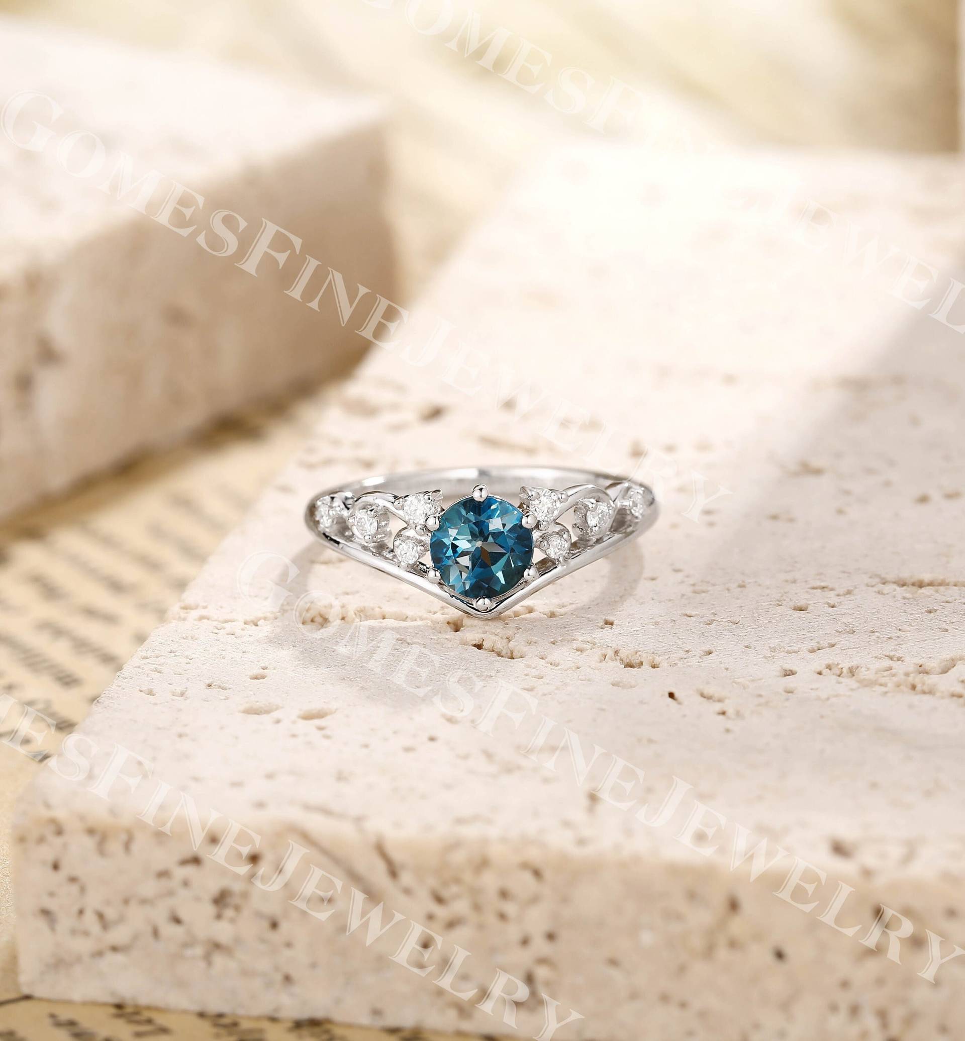 London Blautopas Verlobungsring | Topas Ring Weißgold Blattranken Blauer Edelstein Natur Inspirierter London Blautopas Verlobungsring | Topas Ring Weißgold Blattranken Blauer Edelstein Natur Inspirierter von GomesFineJewelry