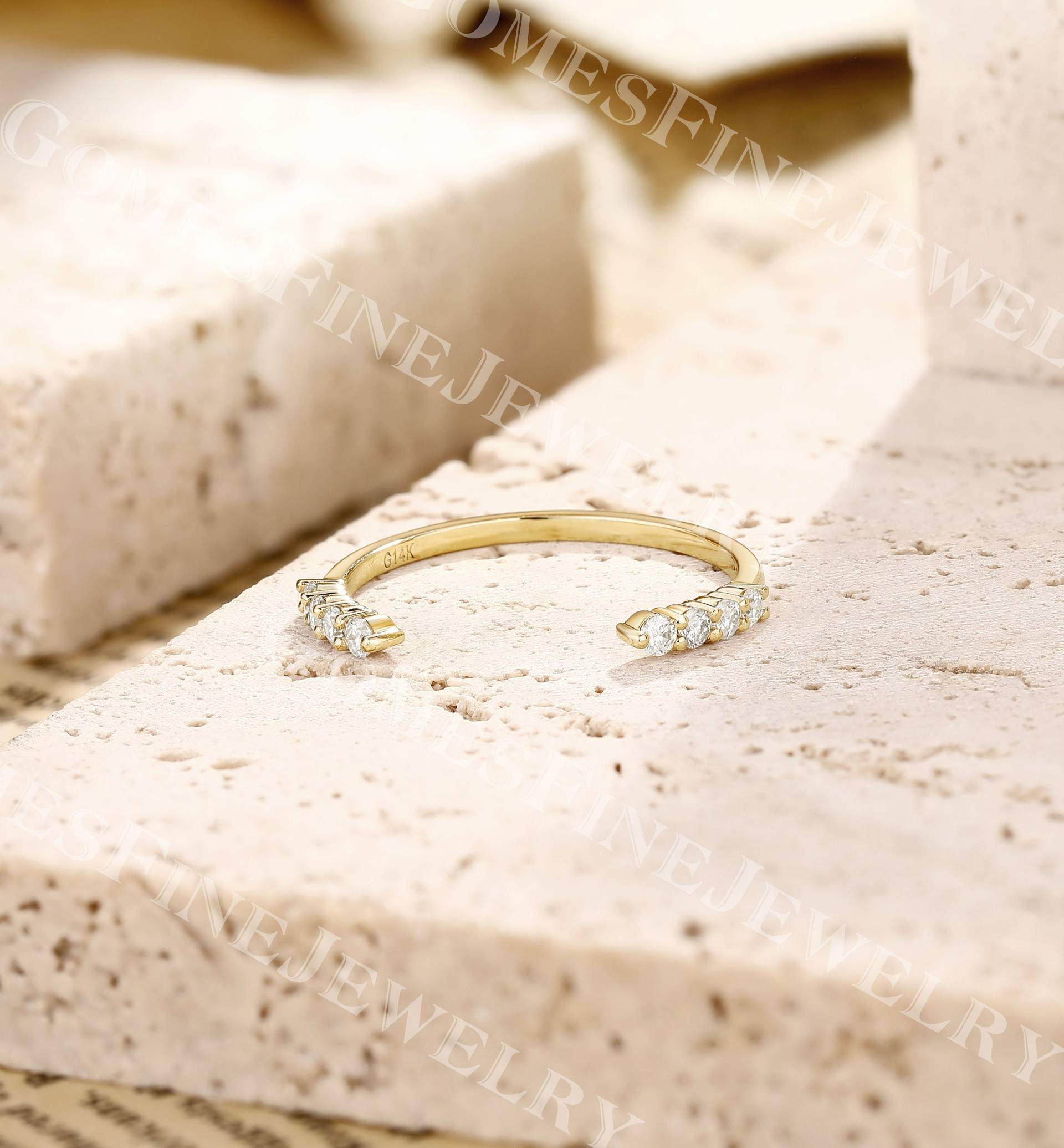 Zierlicher Offener Moissanite Ehering | Runder Diamant Ring Vintage Stapelring 14K Gelbgold Damen Art Deco von GomesFineJewelry