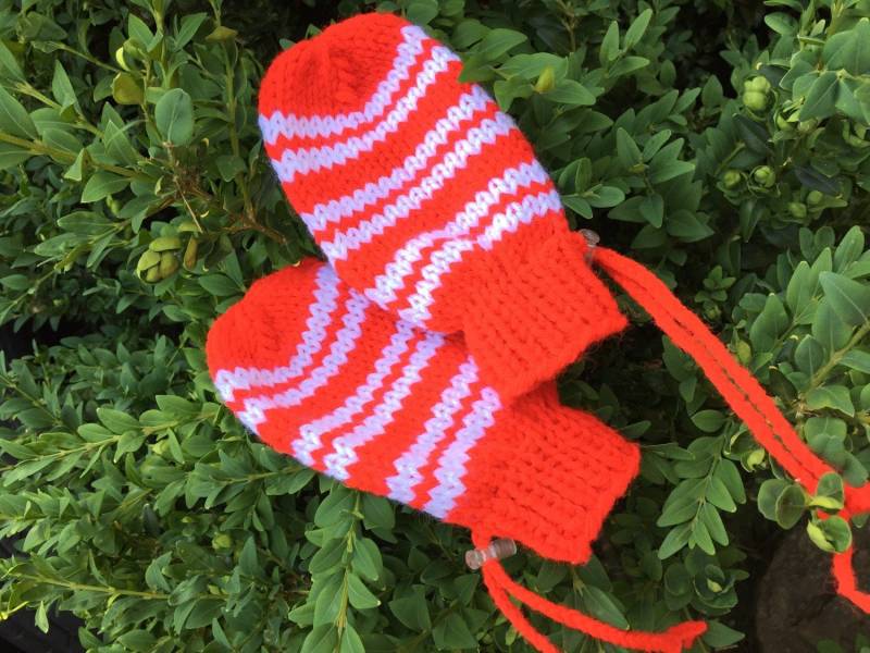 Anpassungsfähige Daumenfäustlinge Für Besondere Bedürfnisse Des Kindes Gestrickt - Rot, Weiß Gestreift von GoneKnitting