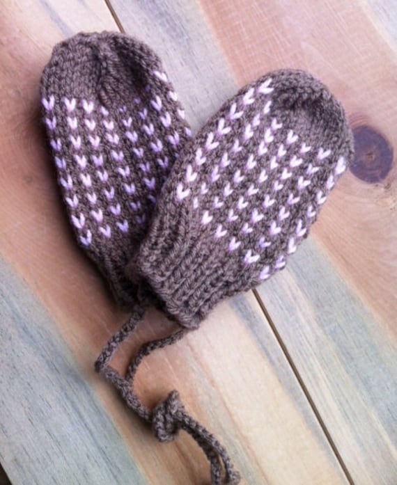 Baby Kleinkind Fäustlinge An Einer Schnur Daumenlos Extra Warm Schokobraun Und Rosa von GoneKnitting