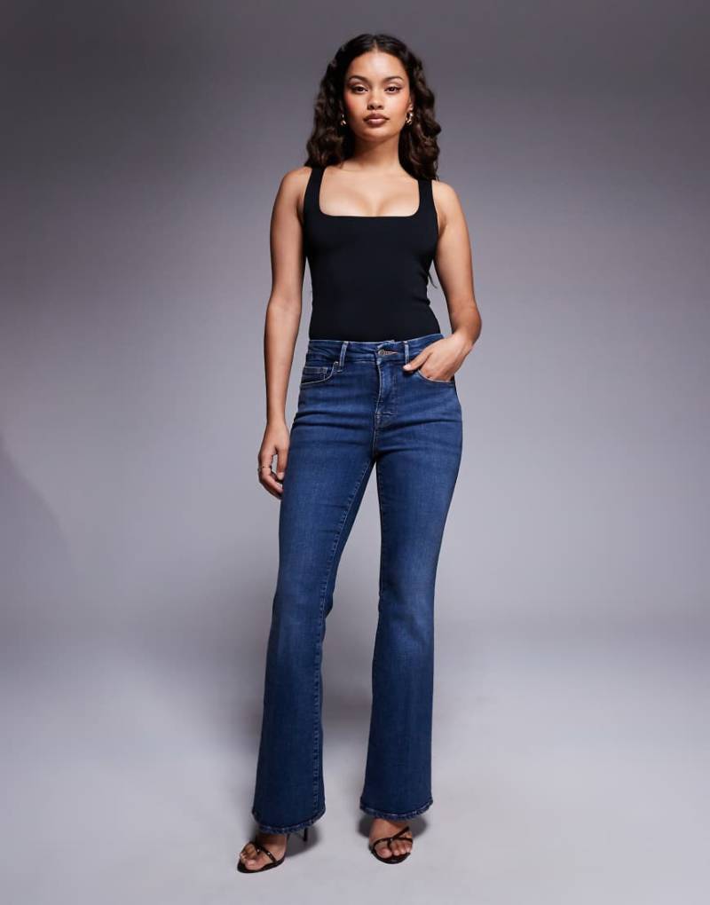 Good American Petite - Schlagjeans in Blau mit mittlerer Waschung Good American Petite - Schlagjeans in Blau mit mittlerer Waschung von Good American Petite