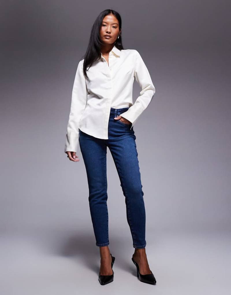 Good American Petite - Enge Jeans in Blau mit mittlerer Waschung von Good American Petite