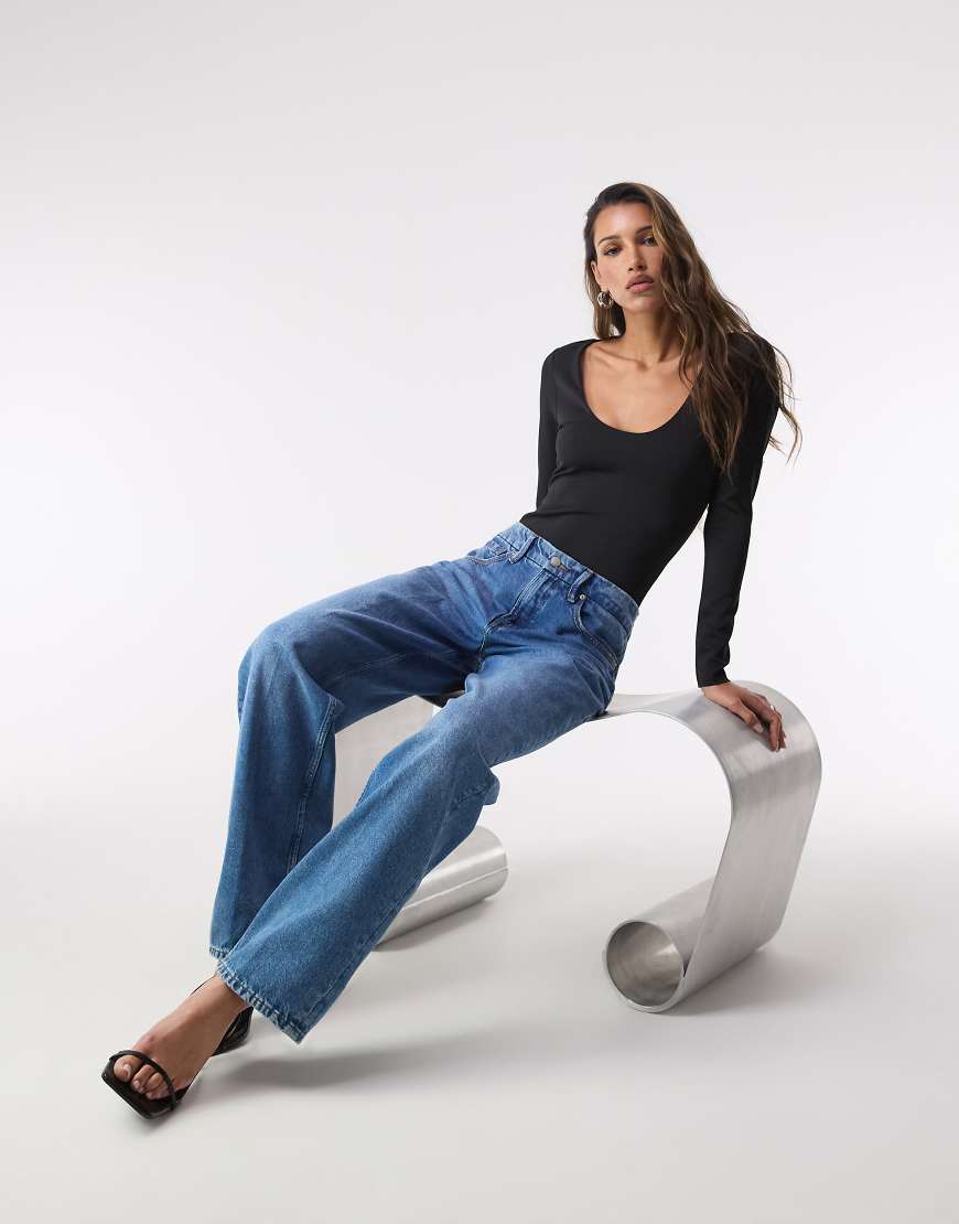 Good American - Formender, langärmliger Body in Schwarz mit U-Ausschnitt von Good American