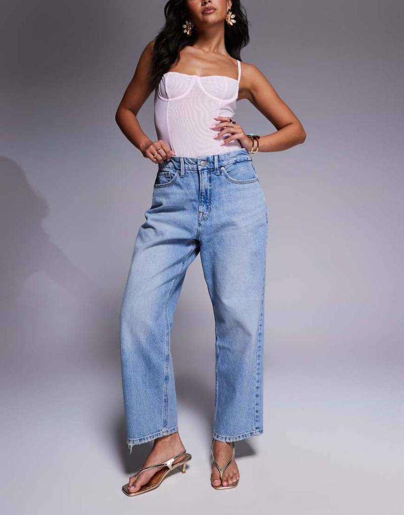 Good American - Good 90s - Cropped-Jeans in lockerer Passform in Mittelblau von Good American