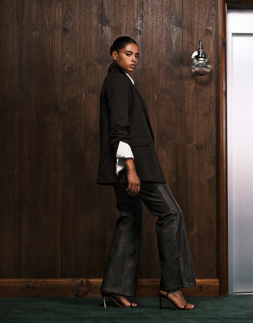 Good American - Good Classic - Bootcut-Hose aus Kunstleder in Burgunderrot von Good American