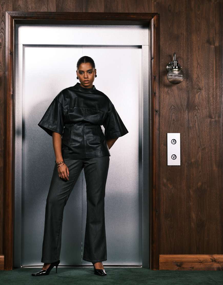 Good American - Good Classic - Bootcut-Hose aus Kunstleder in Schwarz von Good American