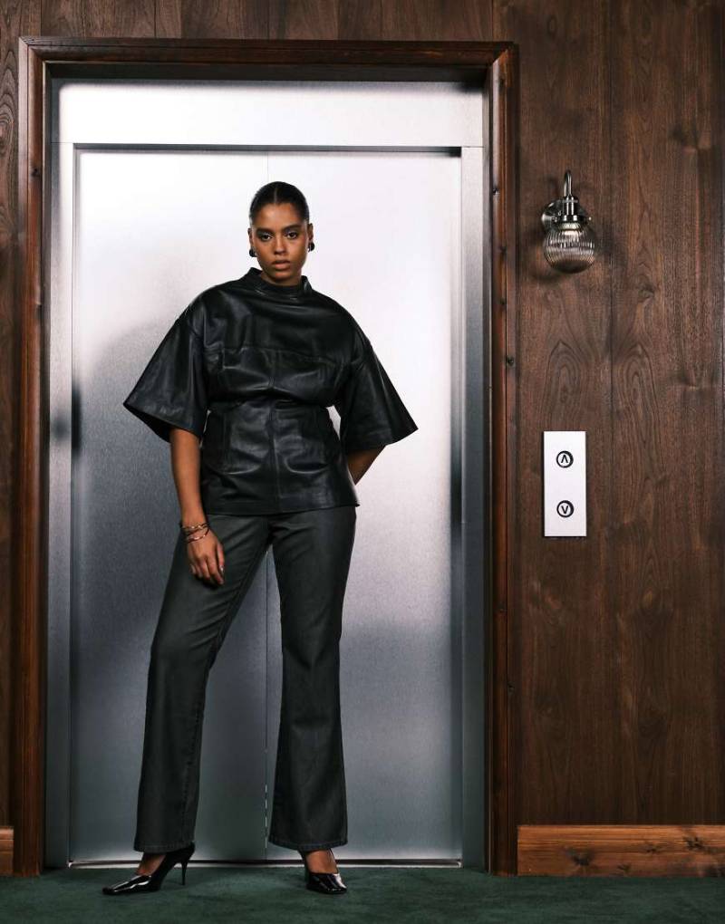 Good American - Good Classic - Bootcut-Hose aus Kunstleder in Schwarz von Good American