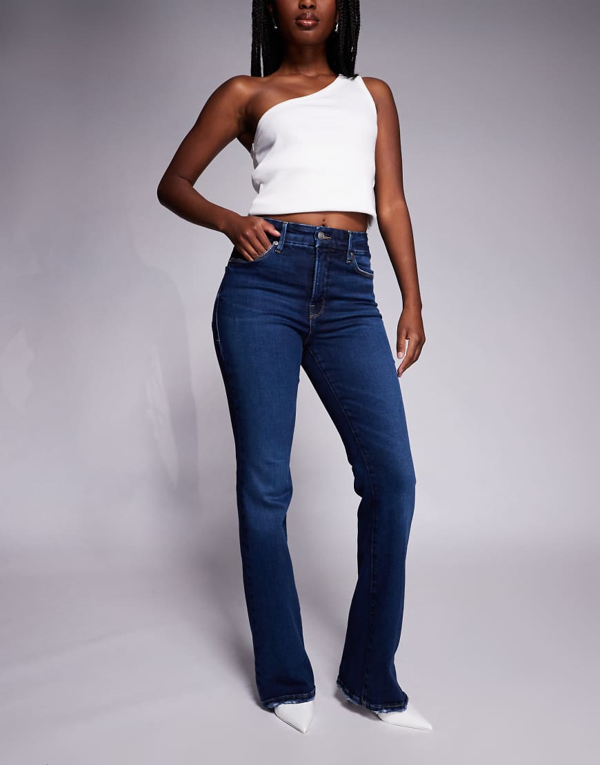 Good American - Good Classic - Bootcut-Jeans aus SoftTech-Denim in Dunkelblau von Good American