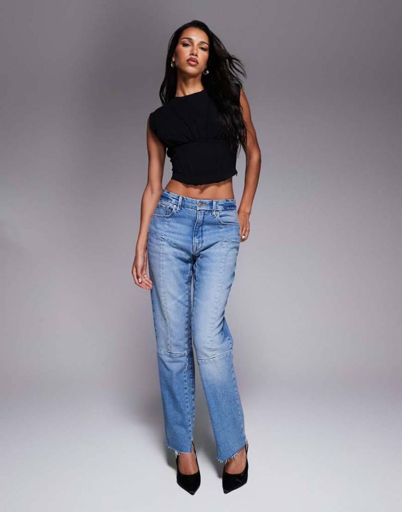 Good American - Good Icon - Straight Jeans in verwaschenem Mittelblau von Good American