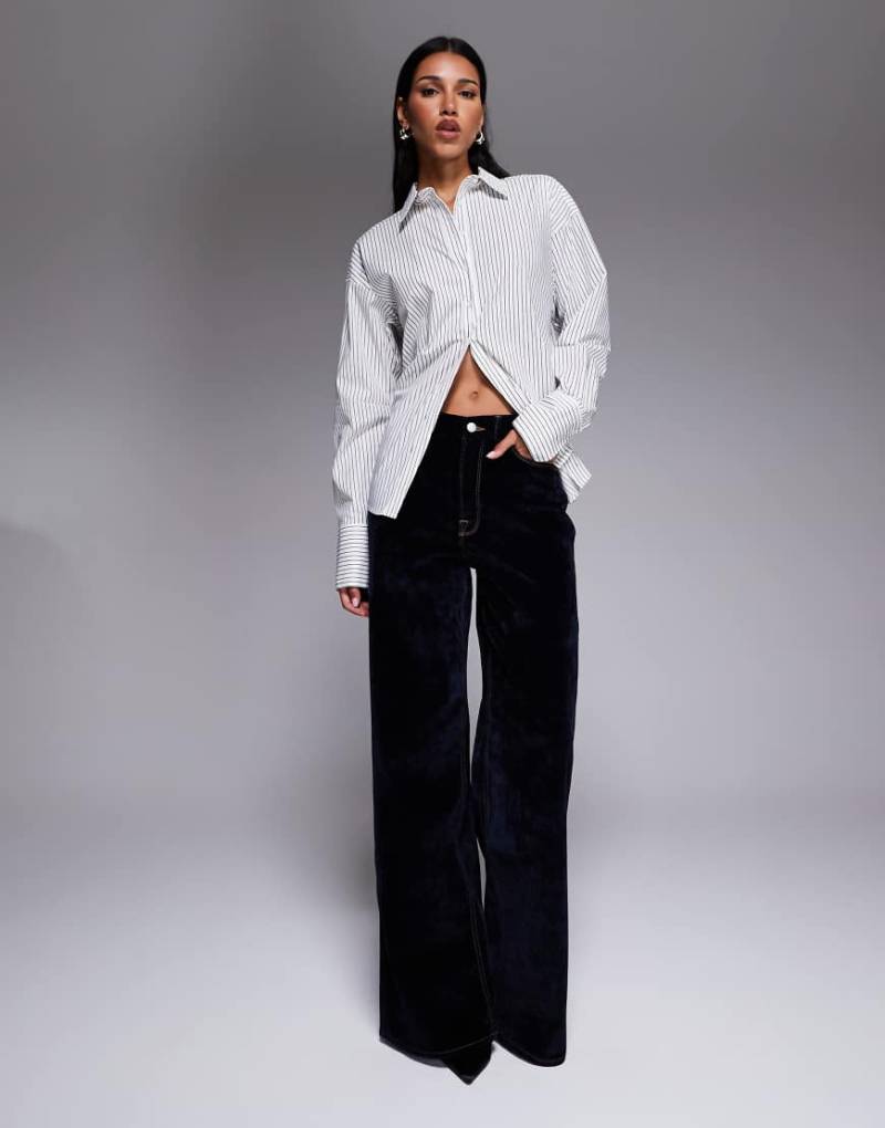 Good American - Good Skate - Jeans aus Samt in Dunkelblau im Denim-Look von Good American