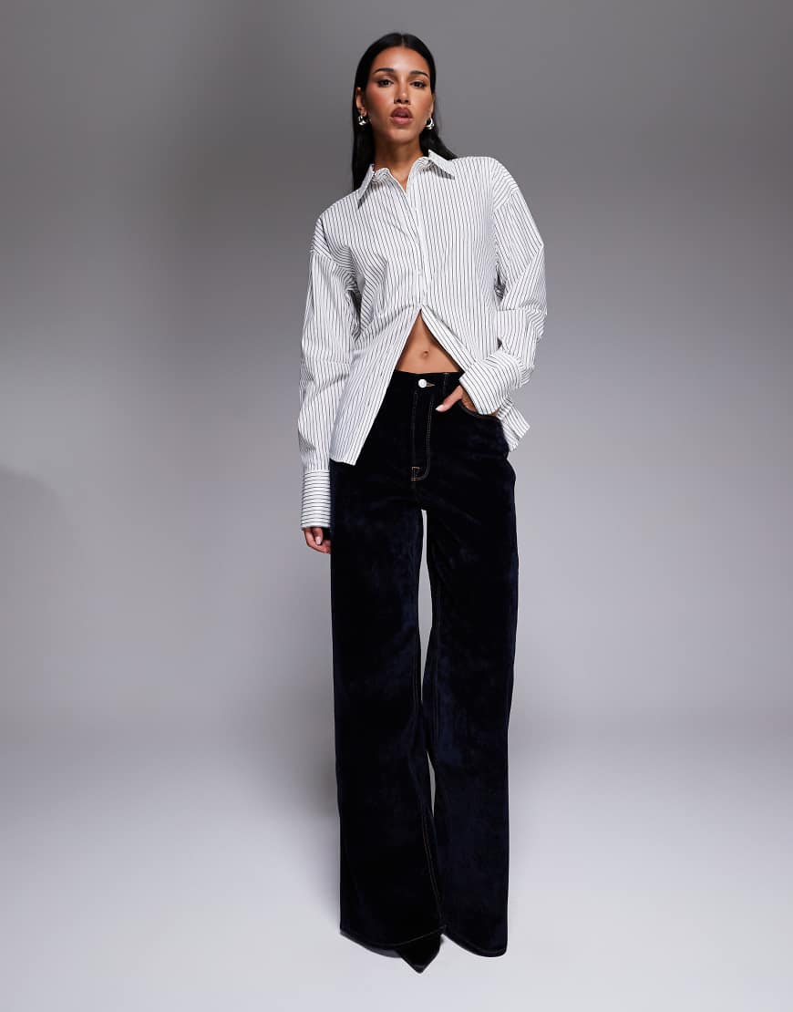 Good American - Good Skate - Jeans aus Samt in Dunkelblau im Denim-Look von Good American