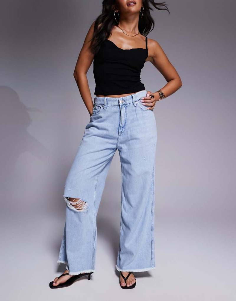 Good American - Good Skate - Leichte Jeans in Mittelblau mit weitem Cropped-Schnitt von Good American