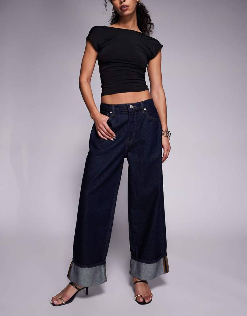 Good American - Good Standard - Weite Jeans in schwarzer und dunkelblauer Waschung mit Umschlag von Good American