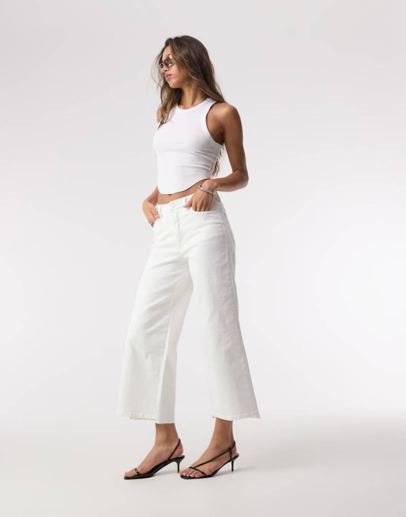 Good American - Good Waist - Verkürzte Palazzo-Jeans in Weiß von Good American