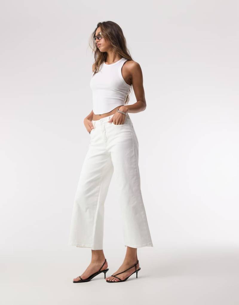 Good American - Good Waist - Verkürzte Palazzo-Jeans in Weiß von Good American