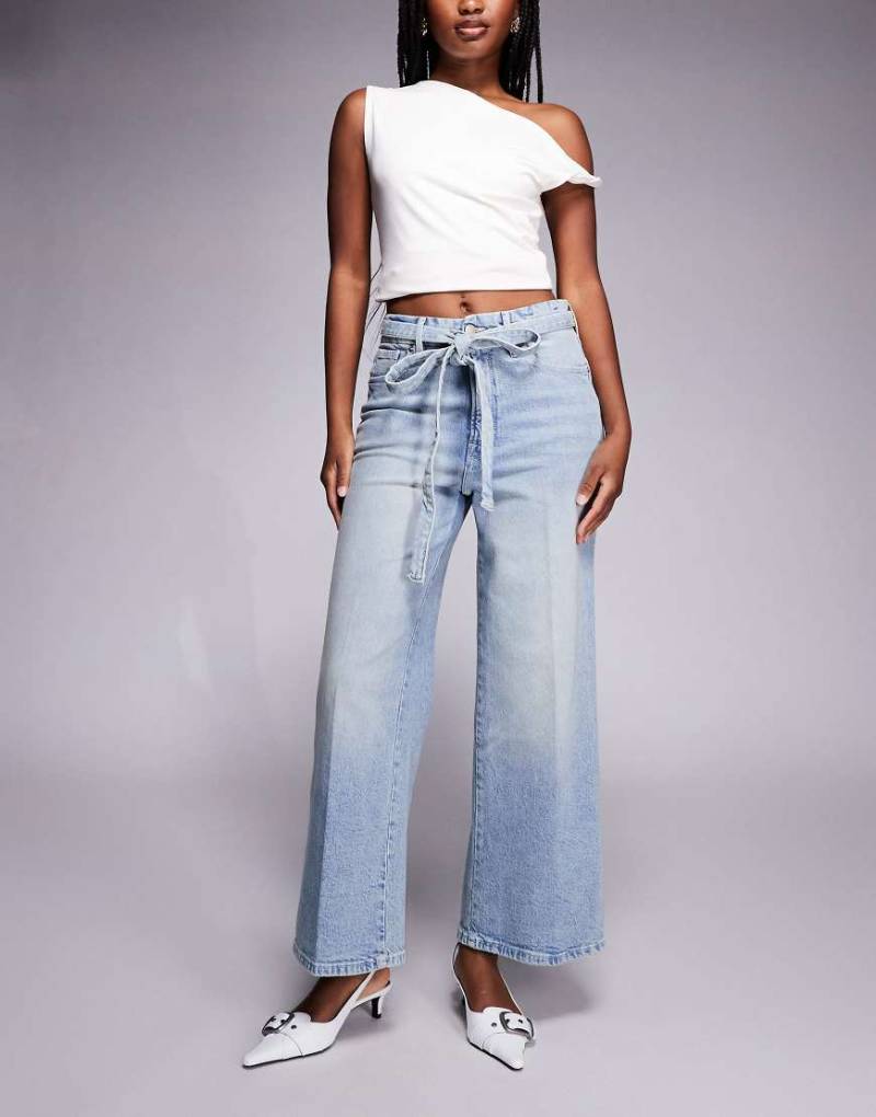 Good American - Good Waist - Verkürzte Palazzo-Jeans in verwaschenem Hellblau von Good American