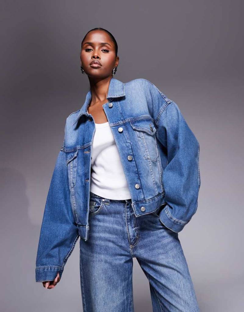 Good American - Jeansjacke in Indigoblau mit Kristallbesatz von Good American