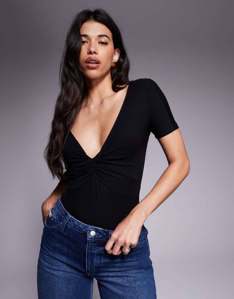 Good American - Jersey-Body in Schwarz mit verdrehter Front von Good American