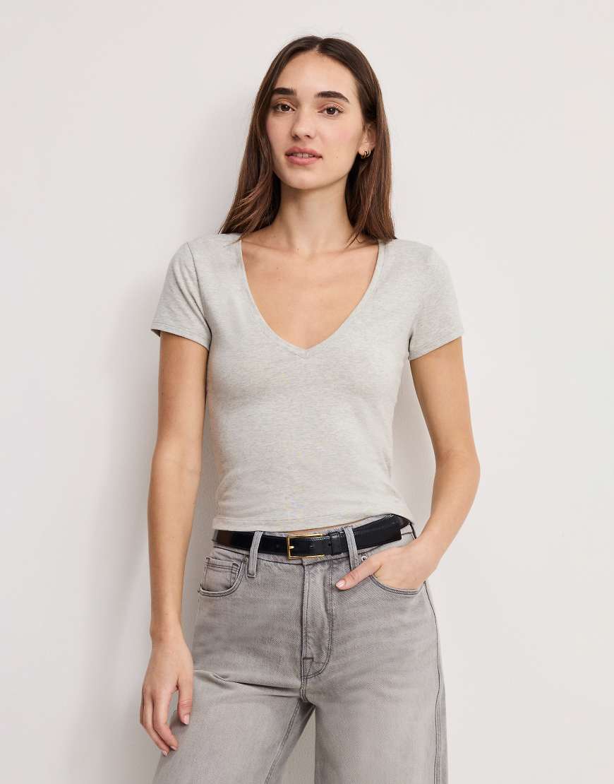 Good American - Knapp geschnittenes T-Shirt in Grau mit V-Ausschnitt von Good American