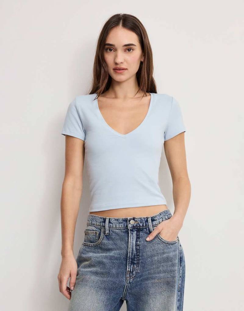 Good American - Knapp geschnittenes T-Shirt in Himmelblau mit V-Ausschnitt von Good American